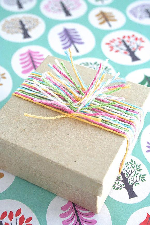 DIY Gift Wrap Ideas: Multicolor Twine Knots