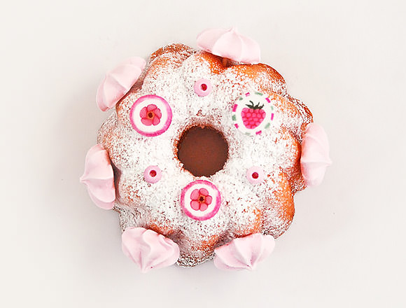 Candy-Coated Mini Cakes For Valentine's Day