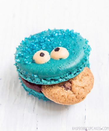 Cookie Monster Macarons (via Raspberri Cupcakes)