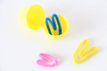 DIY Pipe Cleaner Bunny Rings - a perfect last-minute Easter craft for little ones :)