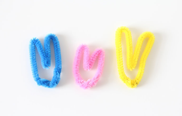 DIY Pipe Cleaner Bunny Rings - a perfect last-minute Easter craft for little ones :)