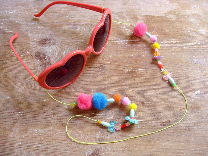 DIY Lolita's Eyeglass String Necklace