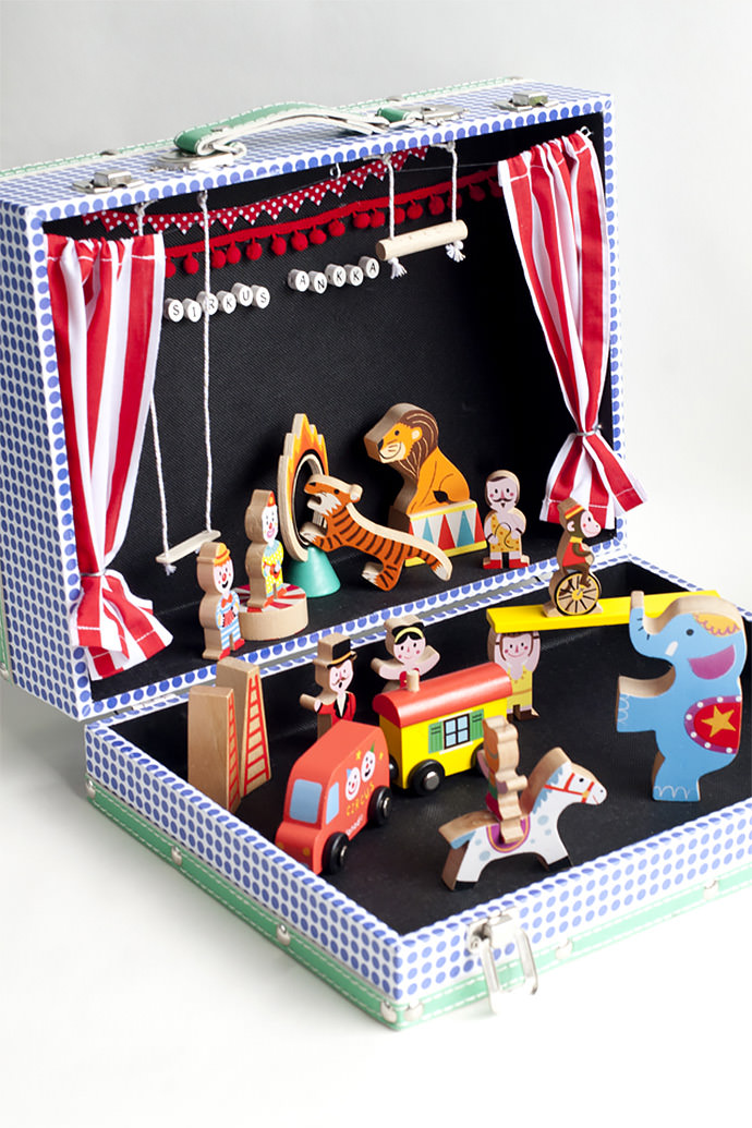 DIY Circus In A Suitcase (via Ukkonooa)