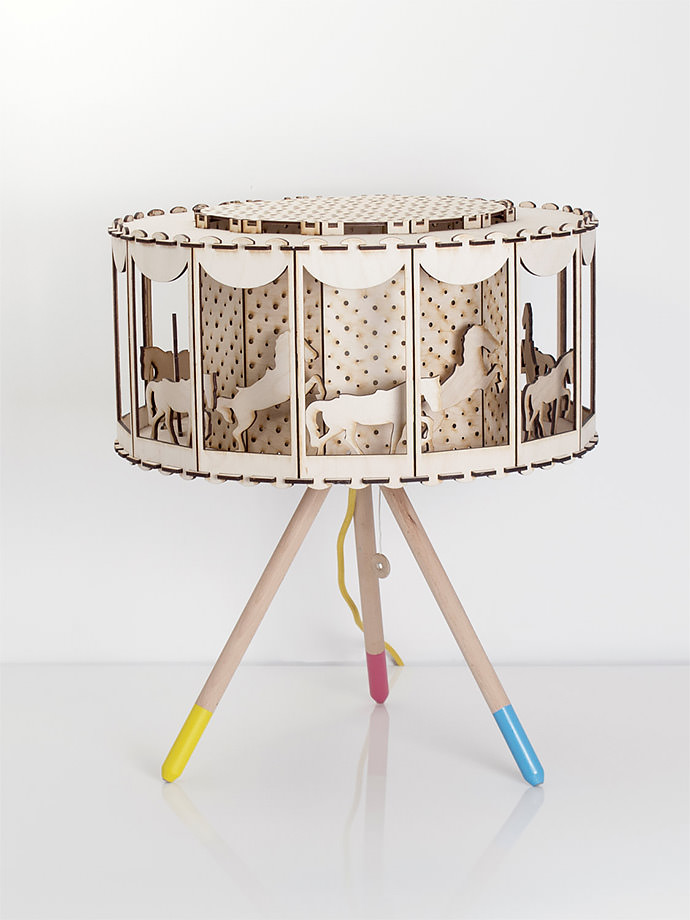 DIY Carousel Table Lamp (via Smagaprojektanci on Etsy)