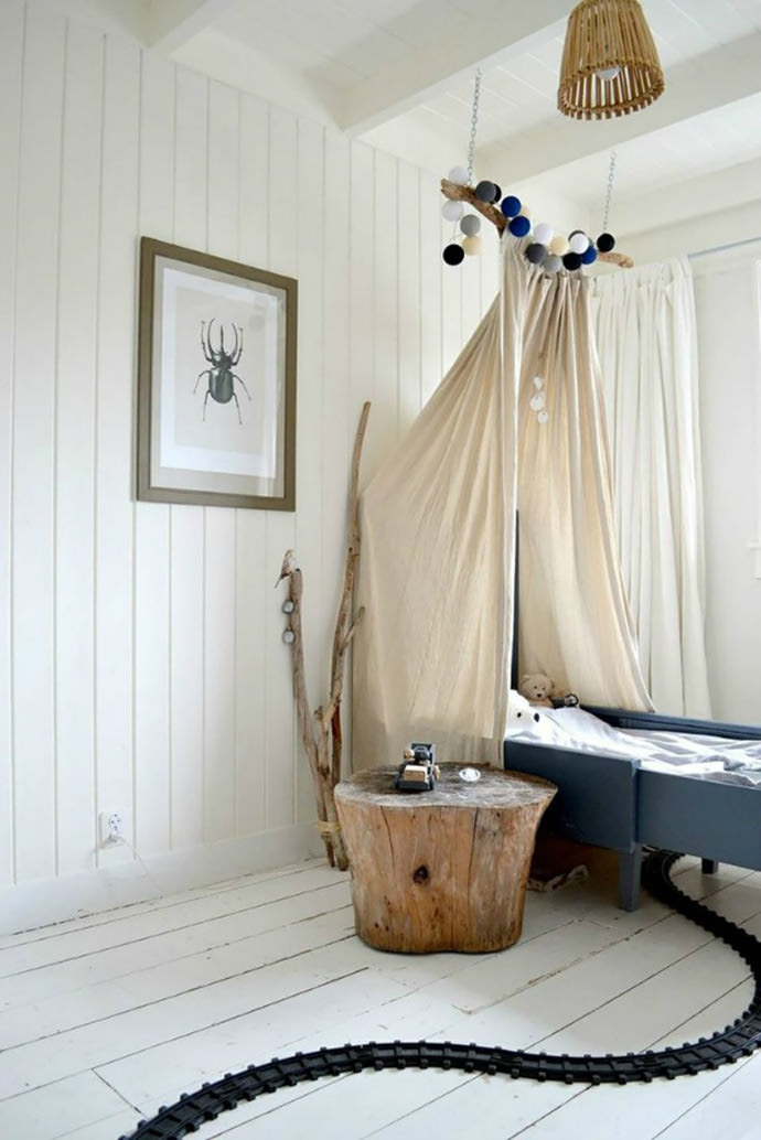 A lovely canopy bed in a kid's room (via FRIVOLE)