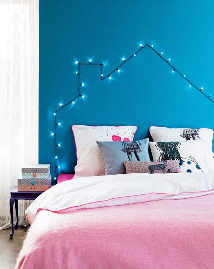 DIY String of Lights Headboard via 101 Woonideeen