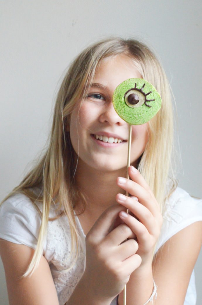 Halloween Recipe: Googly Eye Cookie Pops