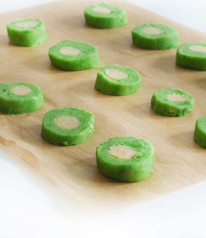 Halloween Recipe: Googly Eye Cookie Pops