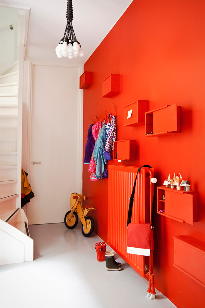 Liven up family spaces with a coat of tangerine tango! (via 101woonideeen magazine)
