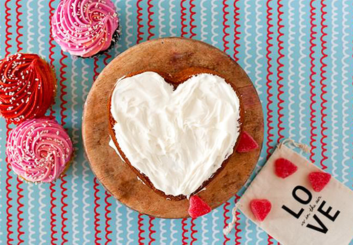 DIY Valentine Smash Cake