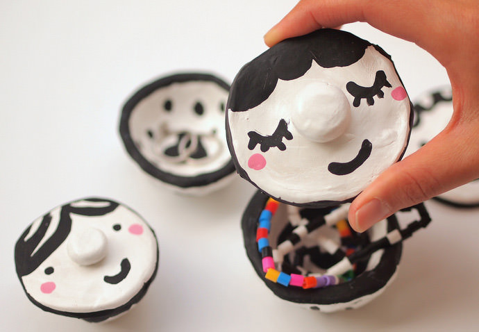 Easy Painted Mosaic Pinch Pot Craft for Kids 
