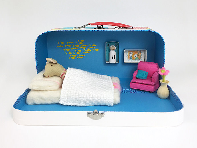 DIY Upcycled Suitcase Dollhouse 