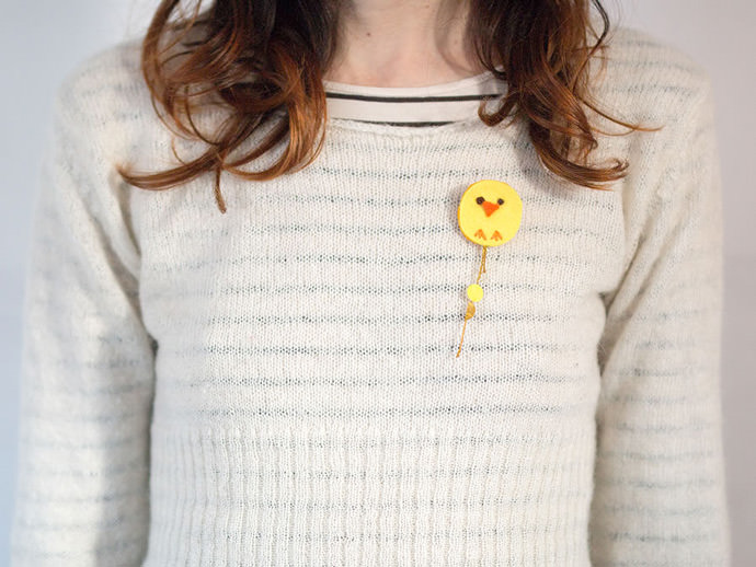 Make super cute brooches that come with a card for a perfect Easter greeting!