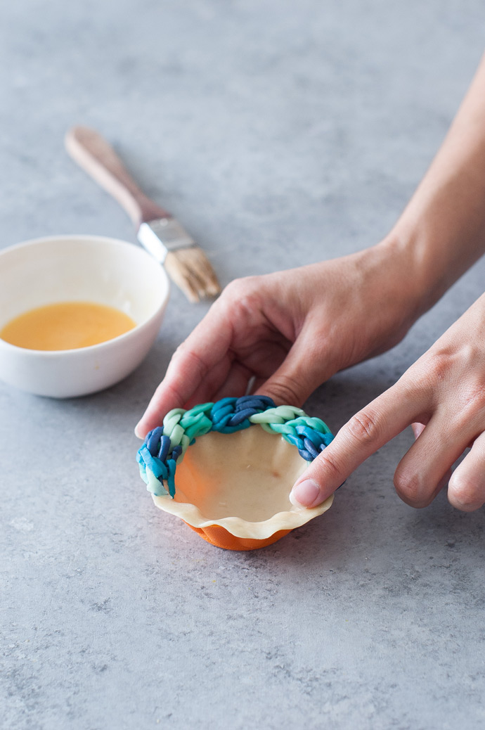 Diagonal Blues Friendship Bracelet Pie Crust Tutorial