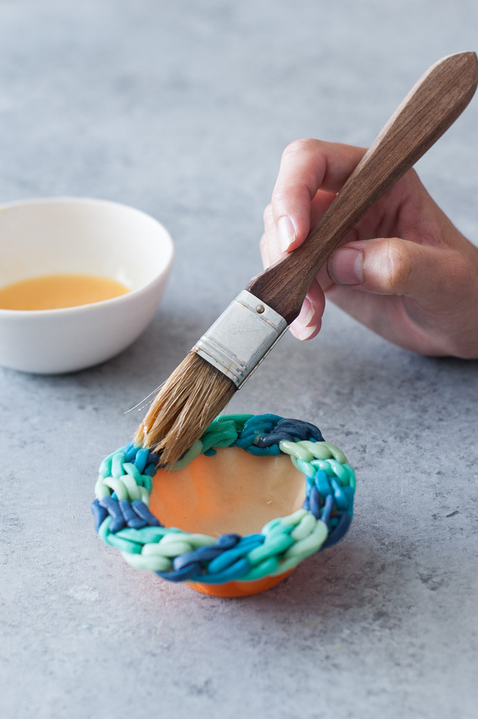 Diagonal Blues Friendship Bracelet Pie Crust Tutorial