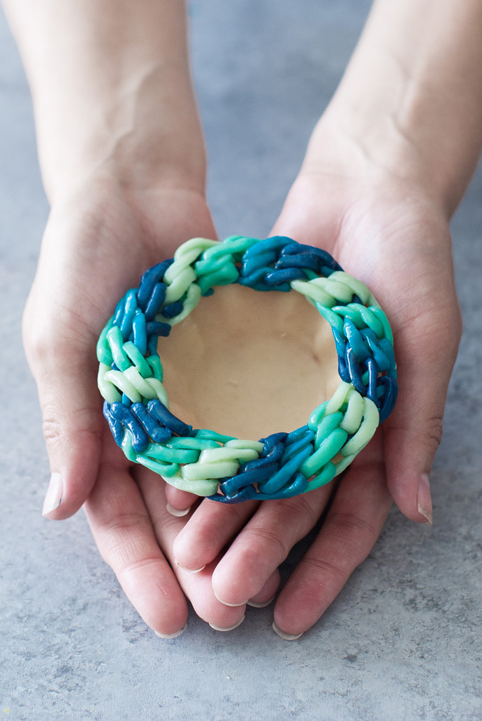 Diagonal Blues Friendship Bracelet Pie Crust Tutorial