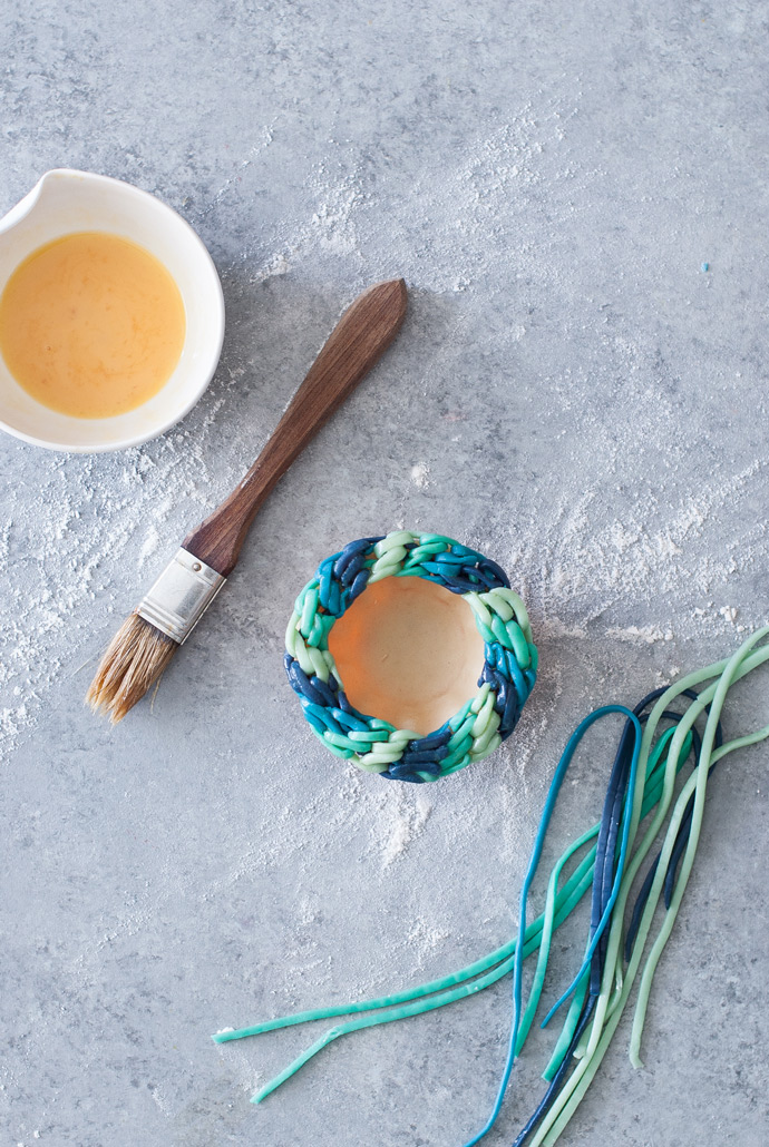 Diagonal Blues Friendship Bracelet Pie Crust Tutorial