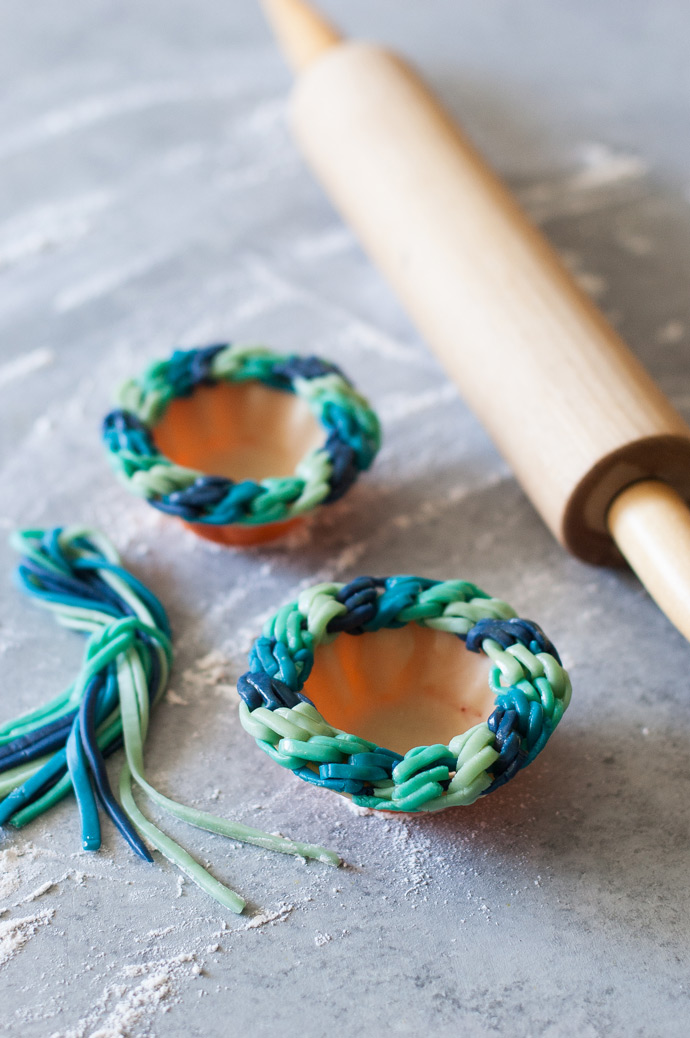 Diagonal Blues Friendship Bracelet Pie Crust Tutorial