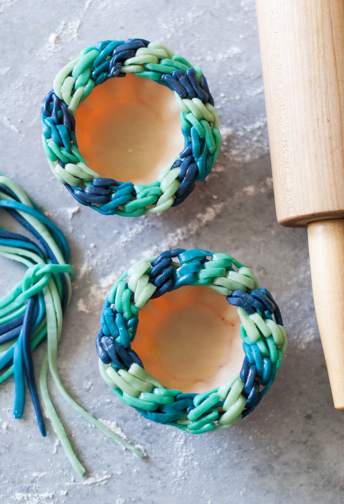 Diagonal Blues Friendship Bracelet Pie Crust Tutorial