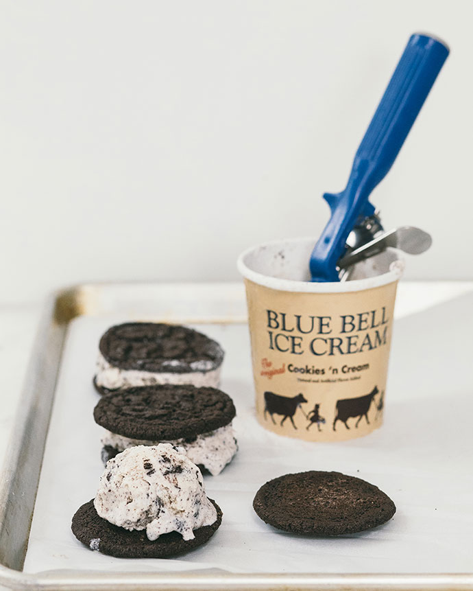 Check out all SEVEN ice cream sandwich recipes on Handmade Charlotte’s blog! Made with her yummy homemade cookies and @bluebellicecream. So good, you’ll want to lick your screen! #recipe #icecream #cookies #icecreamsandwich #homemade #bluebellicecream