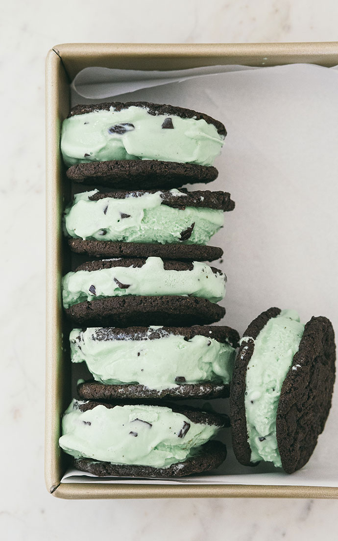 Check out all SEVEN ice cream sandwich recipes on Handmade Charlotte’s blog! Made with her yummy homemade cookies and @bluebellicecream. So good, you’ll want to lick your screen! #recipe #icecream #cookies #icecreamsandwich #homemade #bluebellicecream