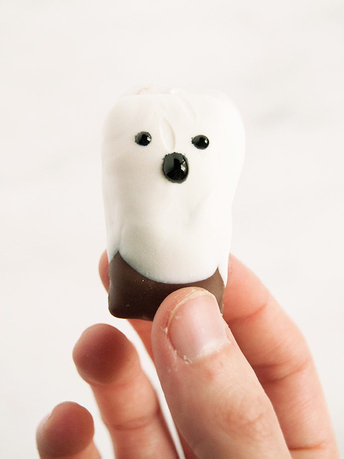 Dip and Drip Chocolate Ghosts