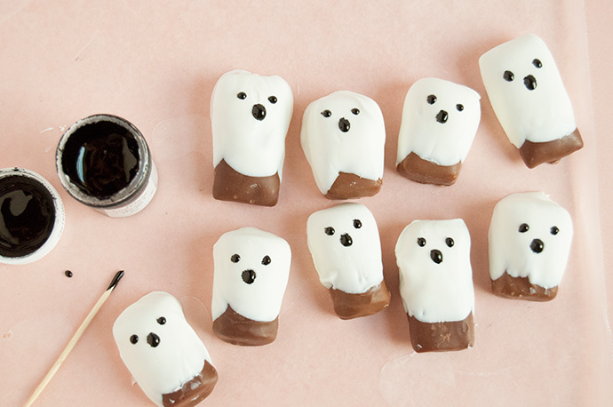 Dip and Drip Chocolate Ghosts